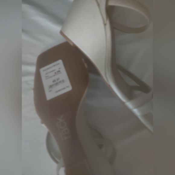 Nordstrom rack high heel gold shoe - Picture 2 of 2